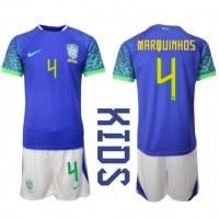 Otroški Nogometni dresi Brazilija Marquinhos #4 Gostujoči SP 2022 Kratek Rokav (+ Kratke hlače)